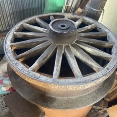 昔時代を感じる　鉄車輪の画像