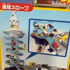 タカラトミー トミカワールド でっかく遊ぼう！DXトミカタワー& つながる道路＆トラック２台の画像