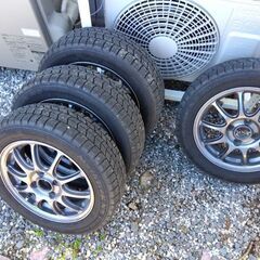 14インチホイールとスタッドレスの画像