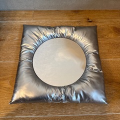 韓国　クッション　スクエアデコレーションミラー　シルバー　壁掛け　インテリアの画像