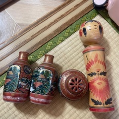陶器製 酒器セットと木製の人形の画像