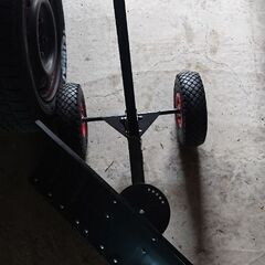 タイヤ付きスノープッシャー 除雪道具の画像