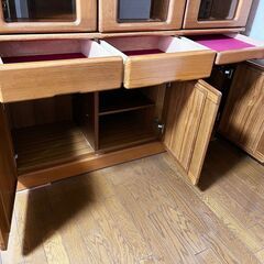 コスガ家具の食器棚の画像