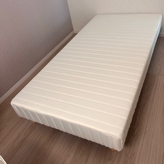 脚付きシングルベッドの画像