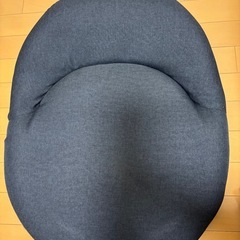 背もたれ角度調整可能な座椅子の画像