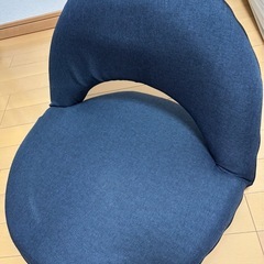 背もたれ角度調整可能な座椅子の画像