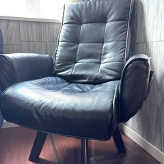 アイリスオーヤマ 回転チェア 椅子 ブラック レザー ひじ掛け付きの画像