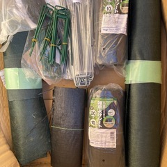 人工芝、防草シート切れ端、ピンのセットの画像