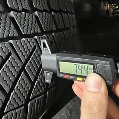 215\55r17 98Tスタッドレスタイヤ24週22年製とアルミホイール4本セットの画像