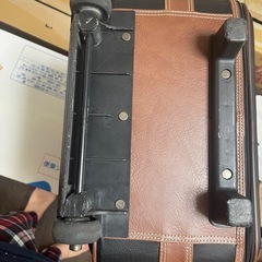 レトロ風の革のスーツケースの画像