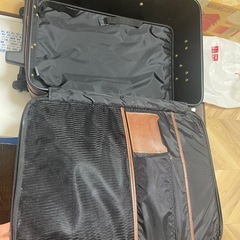 レトロ風の革のスーツケースの画像