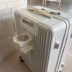 白スーツケース／ドリンクホルダー付きの画像