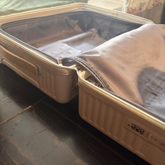 白スーツケース／ドリンクホルダー付きの画像