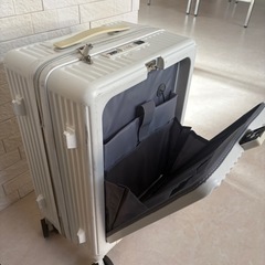 白スーツケース／ドリンクホルダー付きの画像