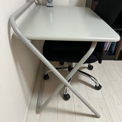 【無料】作業机（デスクライト付）の画像