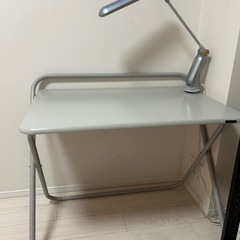 【無料】作業机（デスクライト付）の画像