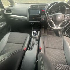 お手軽に【自社ローン＆リース】できます！！😉「けっこうブラック･･･」という方でもOKです💕保証人不要★信用情報の照会もありません🥰＜業界最安＞車検2年付！フィットHV　Lpkg　4WD　入荷です♪　お急ぎの方もどうぞの画像