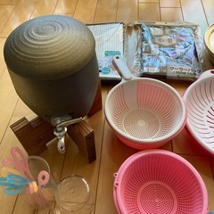 【値下げしました】
キッチン用品まとめ売り　ザル　焼酎サーバー　鍋　トレイ　クーラーバッグ　 箸いろいろの画像