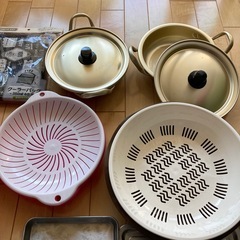 【値下げしました】
キッチン用品まとめ売り　ザル　焼酎サーバー　鍋　トレイ　クーラーバッグ　 箸いろいろの画像