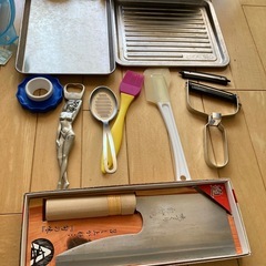 【値下げしました】
キッチン用品まとめ売り　ザル　焼酎サーバー　鍋　トレイ　クーラーバッグ　 箸いろいろの画像