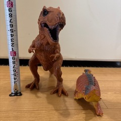 恐竜のおもちゃ2体の画像