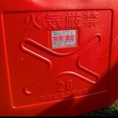 石油ストーブ と20リットル灯油容器が3個の画像