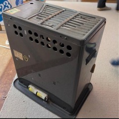 石油ストーブ と20リットル灯油容器が3個の画像