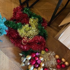 クリスマスツリー　ライト、装飾付きの画像