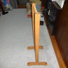 お子さん、ペットなどの最大1.6mまでカバーする安全な木製伸縮ジャバラ柵の画像