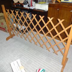 お子さん、ペットなどの最大1.6mまでカバーする安全な木製伸縮ジャバラ柵の画像