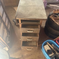 木の収納棚の画像