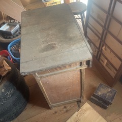 木の収納棚の画像