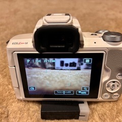 ★【美品】Canon EOS Kiss M ダブルズームキット おまけ付き★の画像