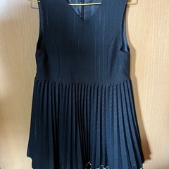 120cmストライプ柄の黒いジャケットとプリーツスカートのセット。の画像