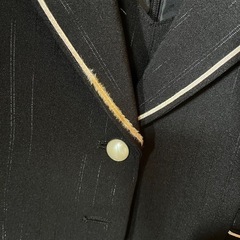 120cmストライプ柄の黒いジャケットとプリーツスカートのセット。の画像