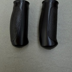 ブリヂストン「bikke（ビッケ）」用の ハンドルグリップ（新品未使用） と サドル（中古）の画像