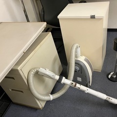 椅子NAIKI4個とテーブルokamura1個その他オフィス製品の画像