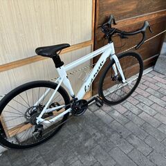 【リサイクルショップどりーむ荒田店】No.599 美品のロードバイク入荷♪ カラー白 ギア3×9＝27速　機械式ディスクブレーキ　の画像