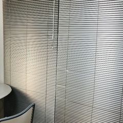 ブラインド 87cm×200cm 2枚あります アルミブラインド 無印良品 直付け シルバー色 遮光の画像