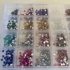 24色　ラインストーン　ネイルパーツの画像