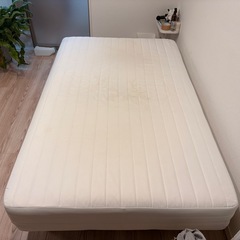ダブルベッド脚付きマットレスの画像