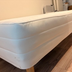 ダブルベッド脚付きマットレスの画像