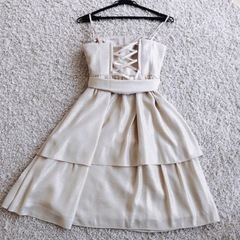 リボン付き ティアードドレス　ベージュの画像