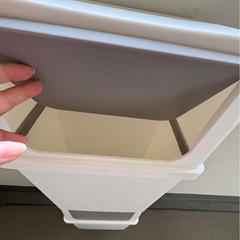 【売ります】ゴミ箱2個セットの画像