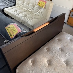 【超美品‼️】定価46万♪ シモンズ セミダブルベッド エグゼクティブ コンセント･USBポート･照明付き 木目調ダークブラウン♪の画像