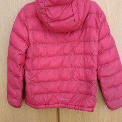 赤いユニクロダウンの画像