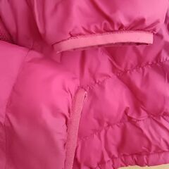 赤いユニクロダウンの画像