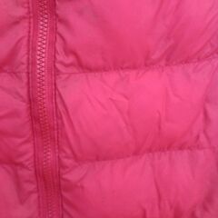 赤いユニクロダウンの画像