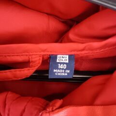 赤いユニクロダウンの画像