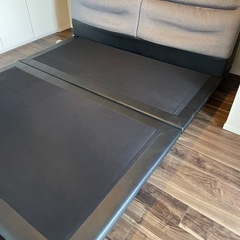 ダブルサイズのベットとマットレス
　の画像